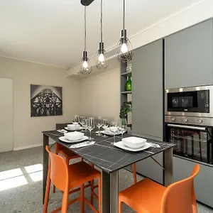 Apartment 2 Min From The Cathedral With Private Parking, Como